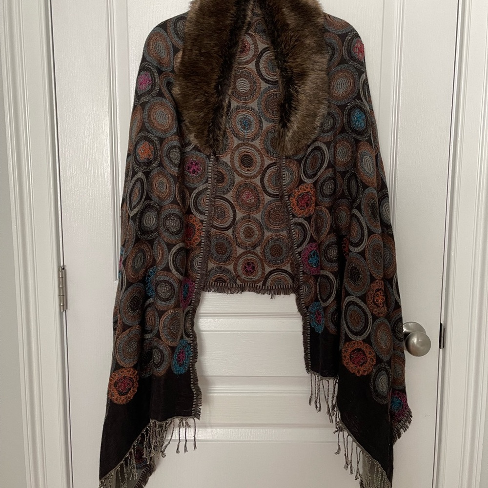 Eyeful faux fur collar shawl OS